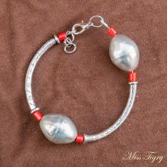 Bracelet argent tibétain et perles rouges