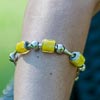 Bracelet jonc métal argenté et perles de verre jaunes
