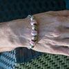 Bracelet jonc métal et perles alu rouge