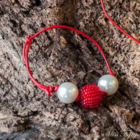 Bracelet lien de cuir rouge perles blanches