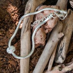 Bracelet maille serpent métal argenté et boule strass